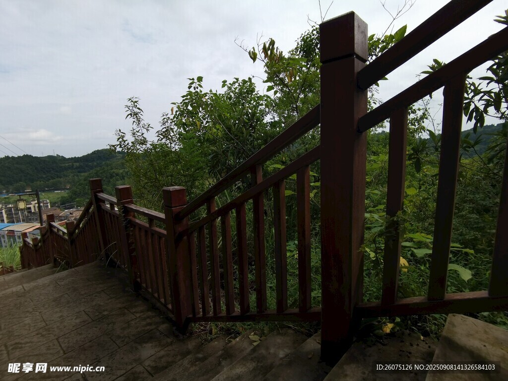 山間木質圍欄小徑風景
