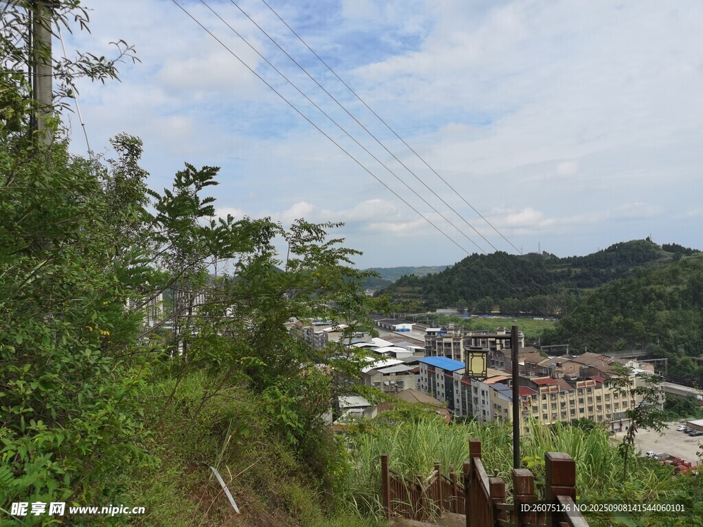 俯瞰山間村落景致