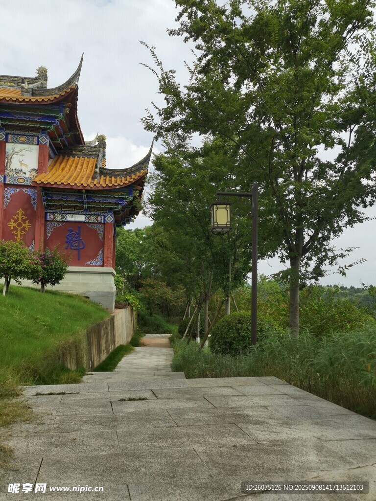 中式古建筑旁的幽靜小道