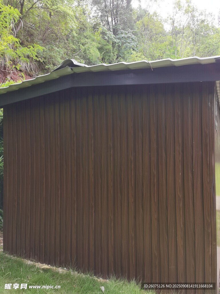 戶外棕色木質儲物小屋