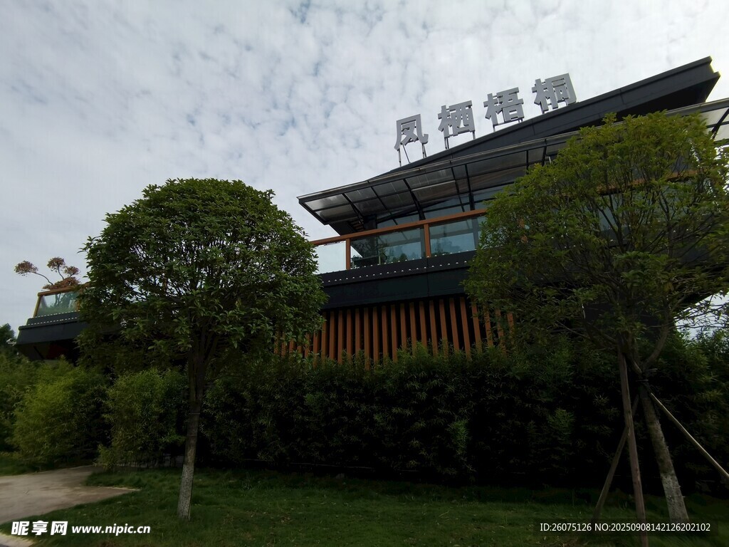 中式古建筑綠樹環(huán)繞