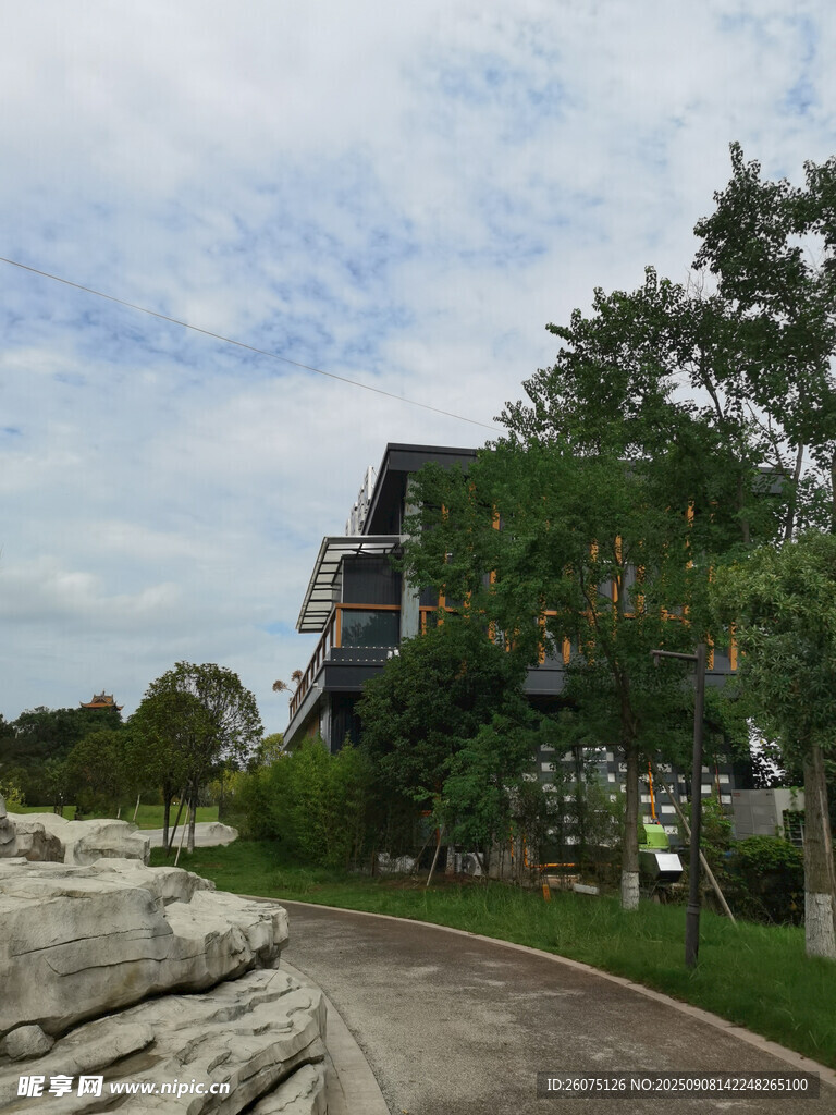 戶(hù)外綠樹(shù)環(huán)繞的建筑景觀