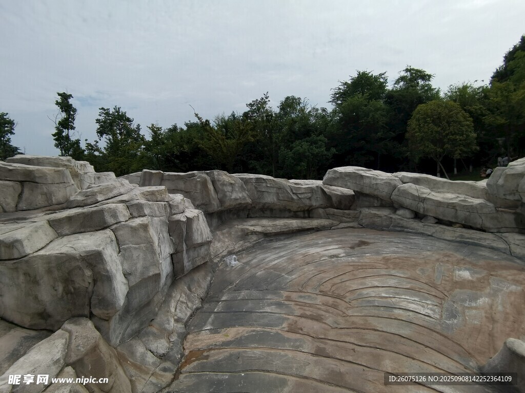 古樸石景盡顯自然韻味