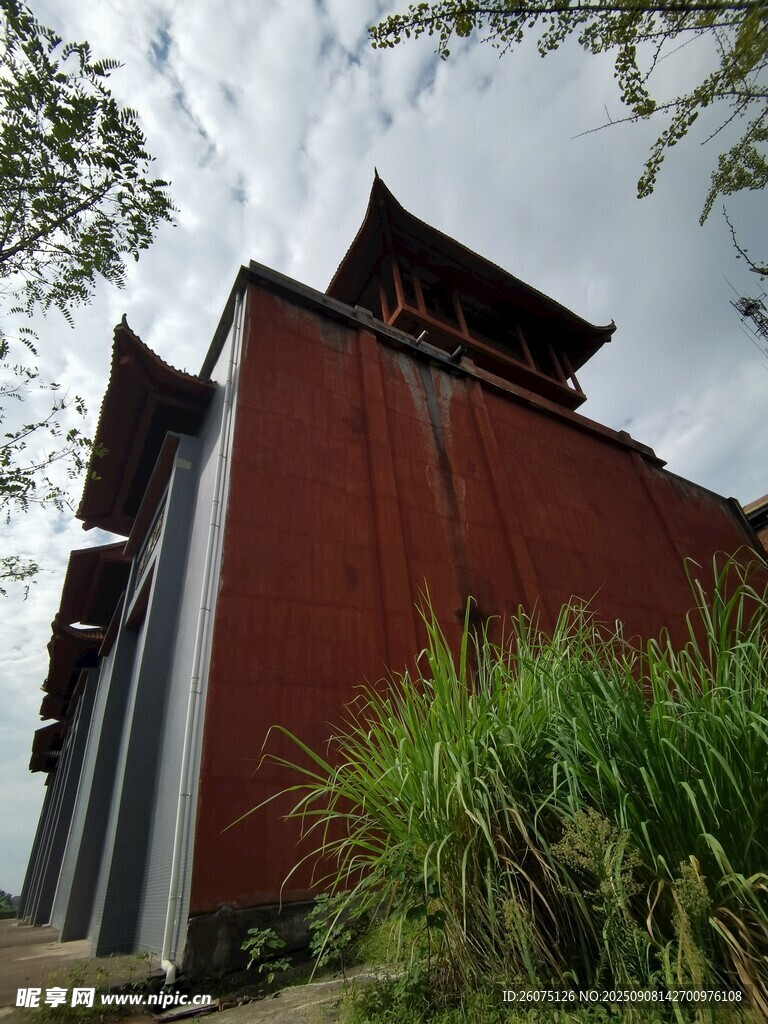 古建紅墻草木相伴