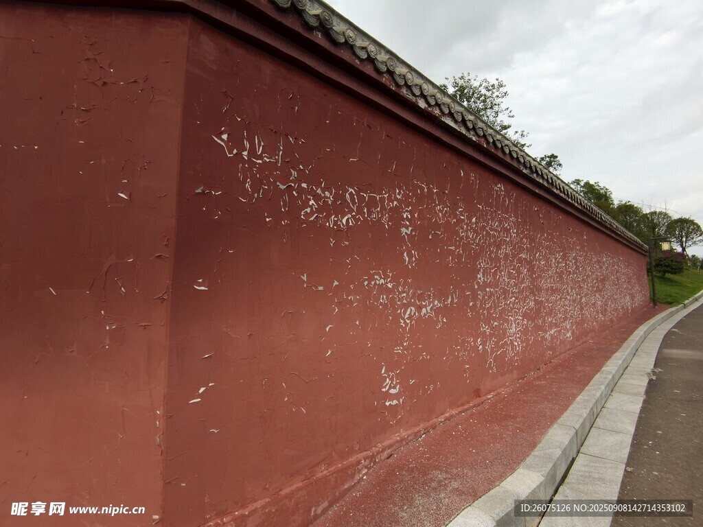 紅墻斑駁盡顯歲月痕跡
