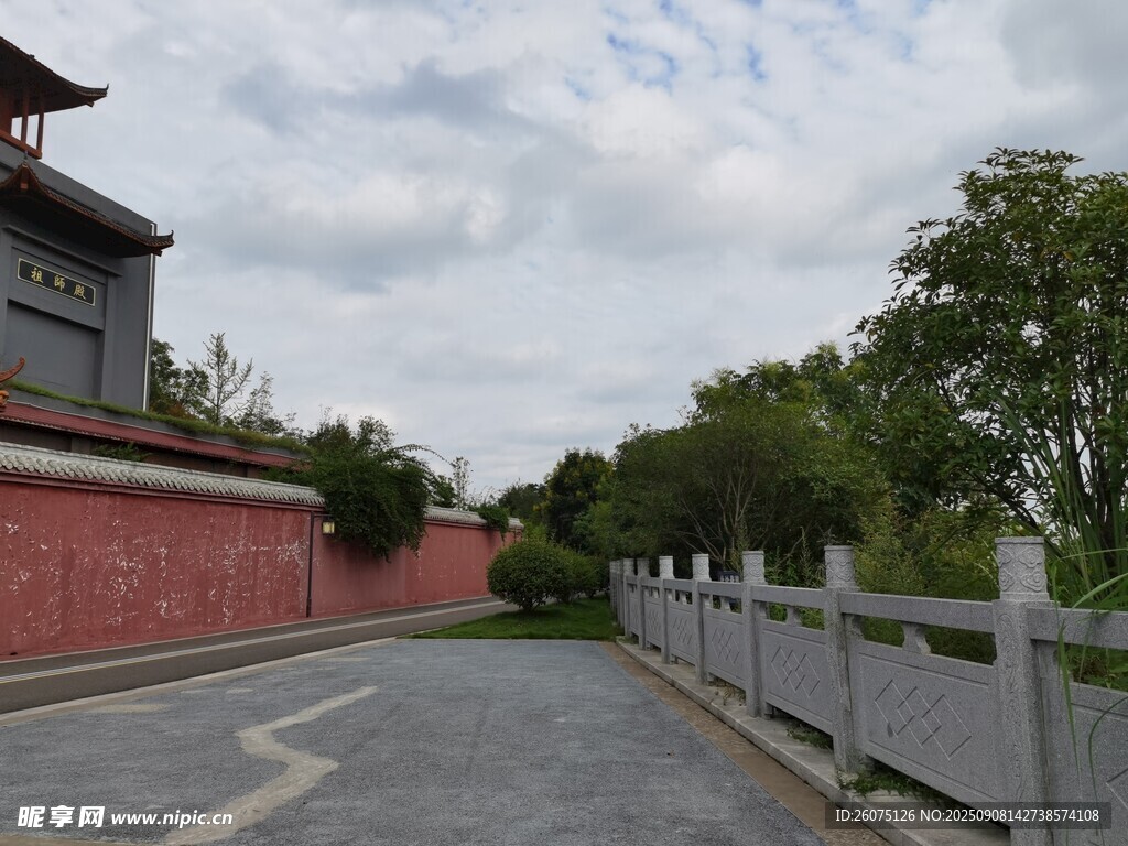 古建旁的寧靜道路
