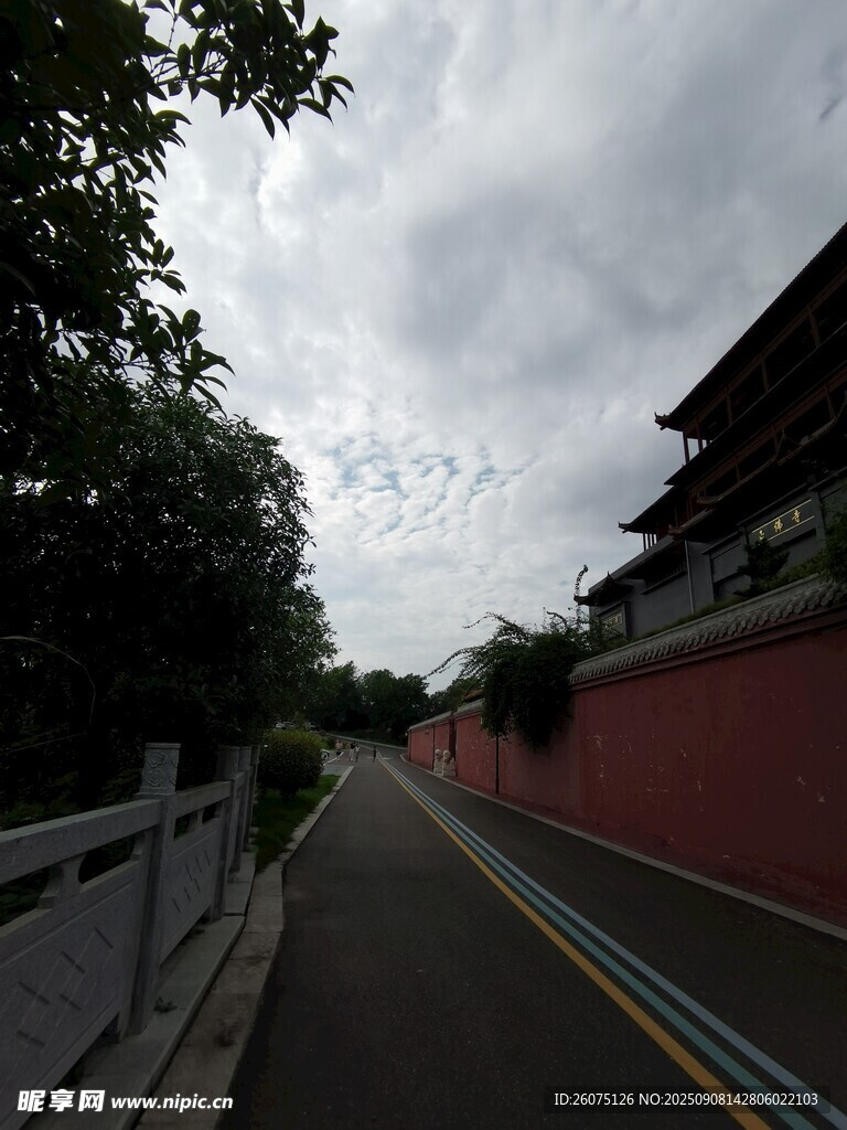 紅墻旁的幽靜道路