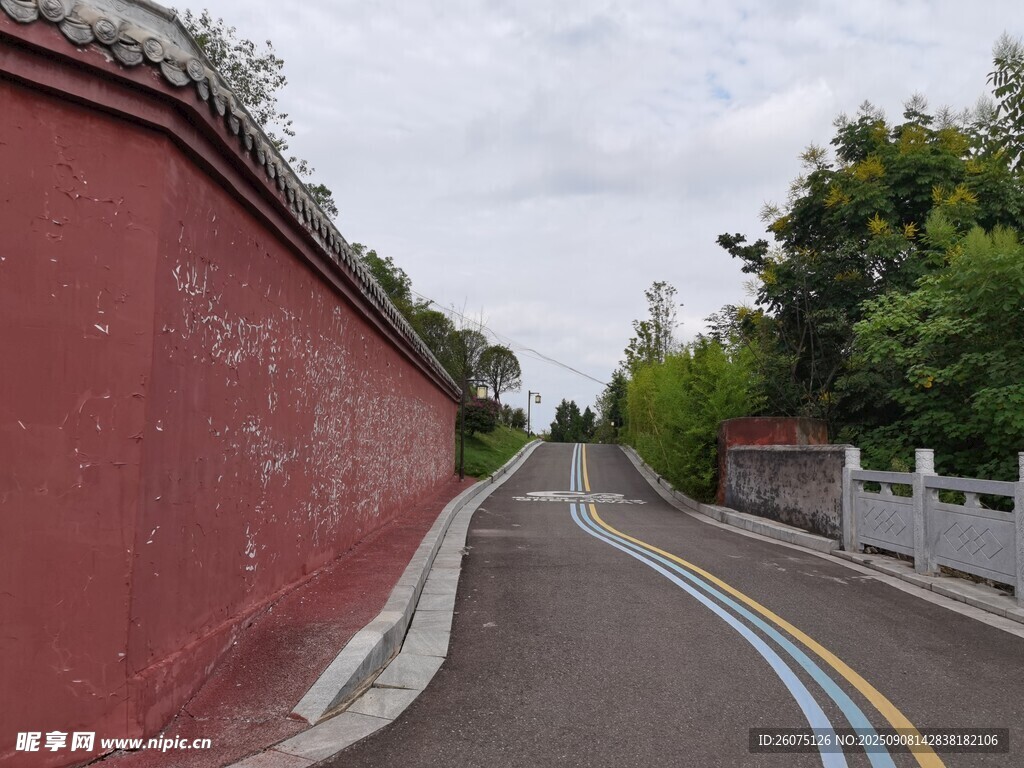 紅墻旁的幽靜道路