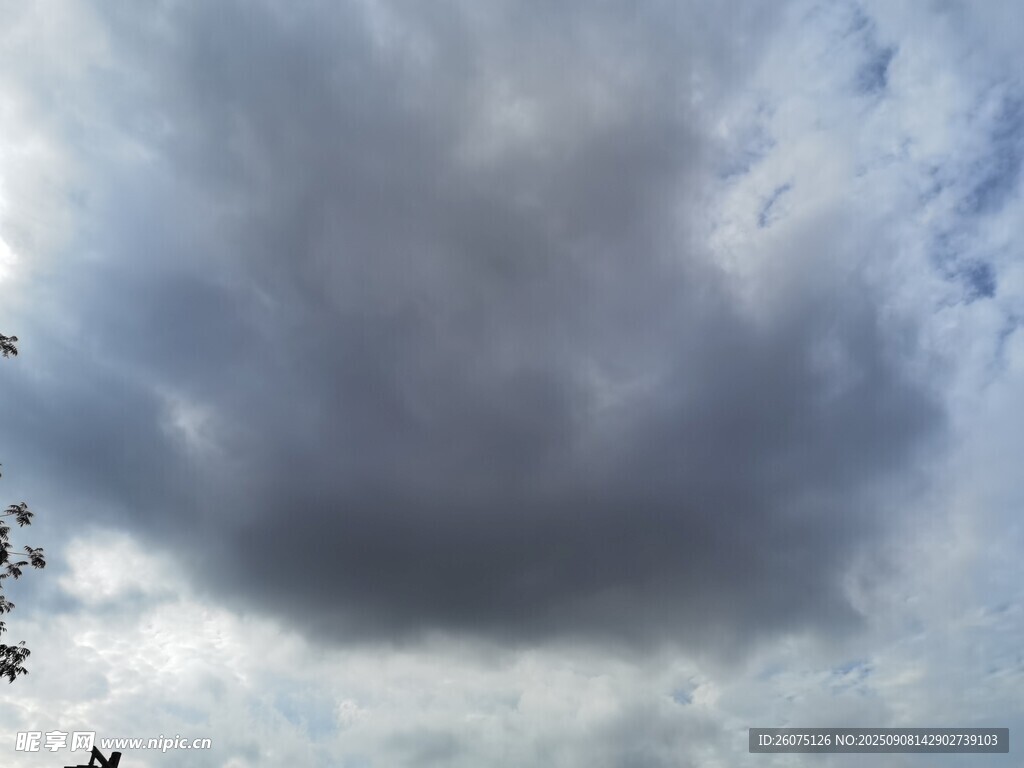 烏云密布的天空景象