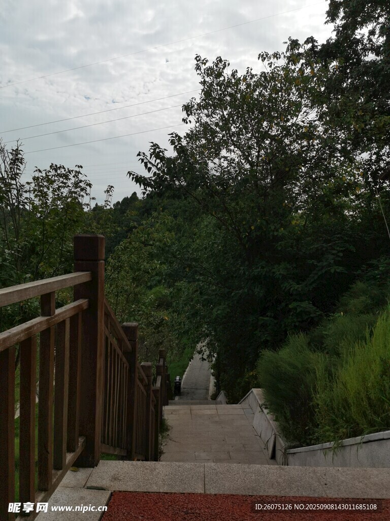 山間木欄步道景色