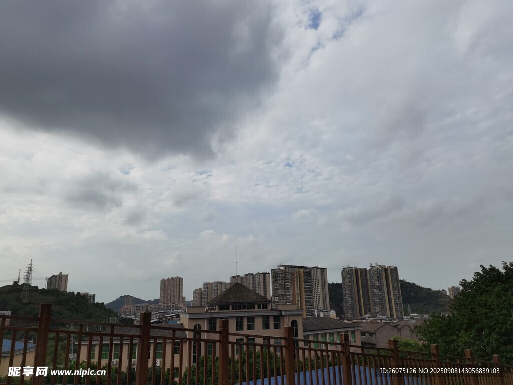 陰云下的城市建筑群