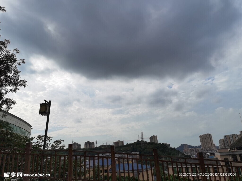 烏云籠罩下的戶外場景