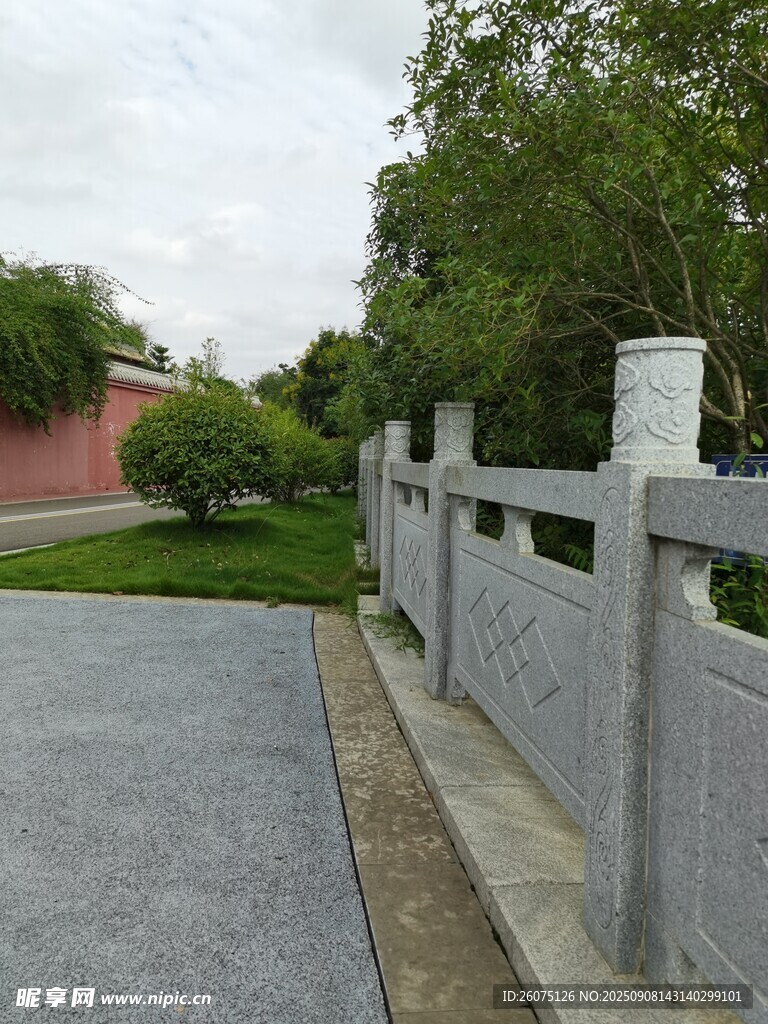 中式石橋旁的清幽景致
