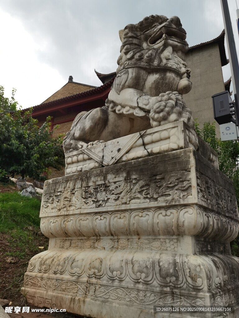 石獅子雕像古樸威嚴(yán)