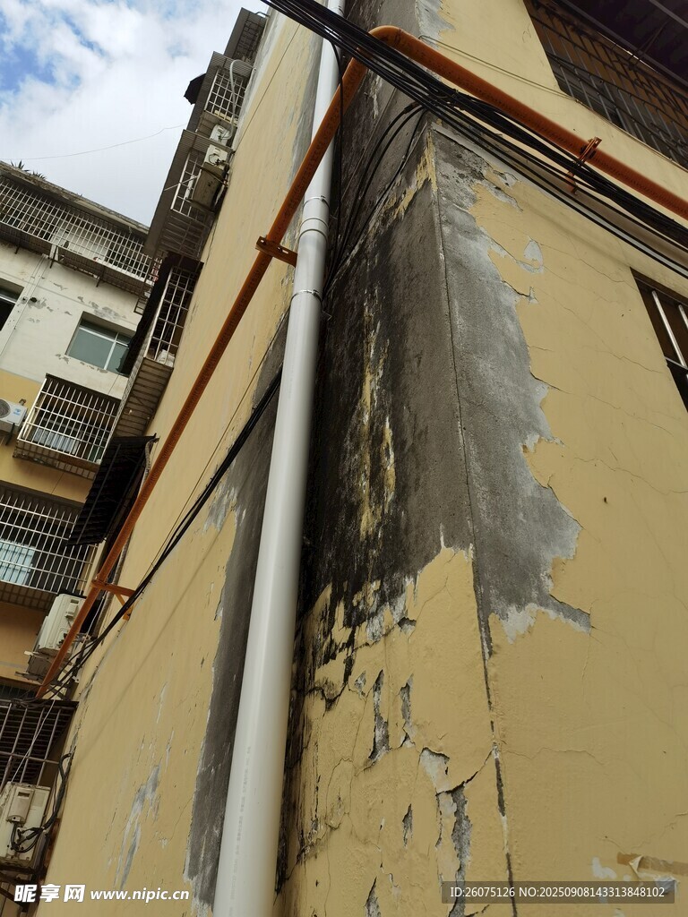 老舊墻面斑駁脫落景象
