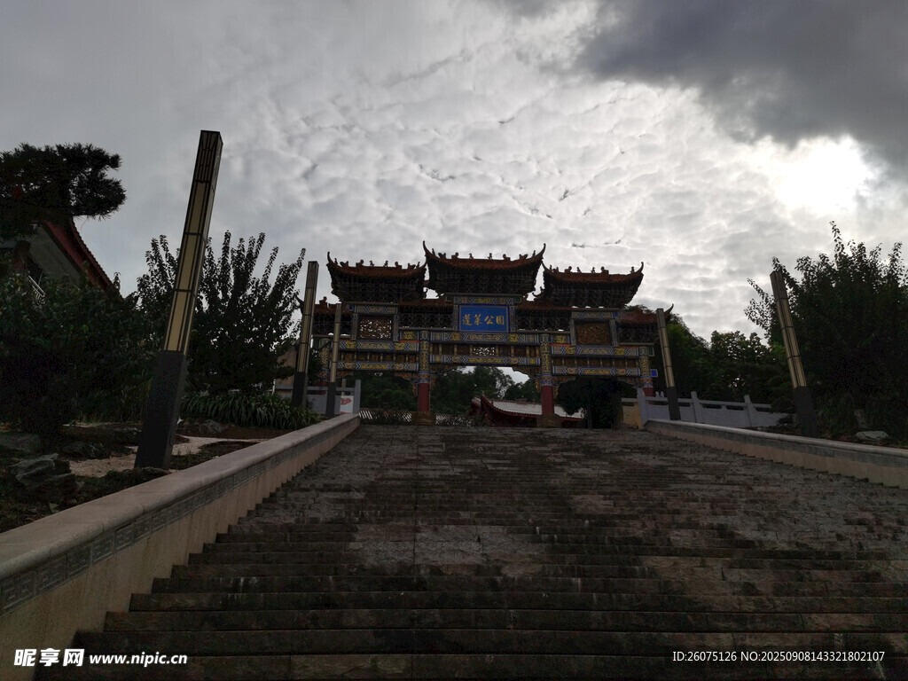 中式古建前的開闊道路