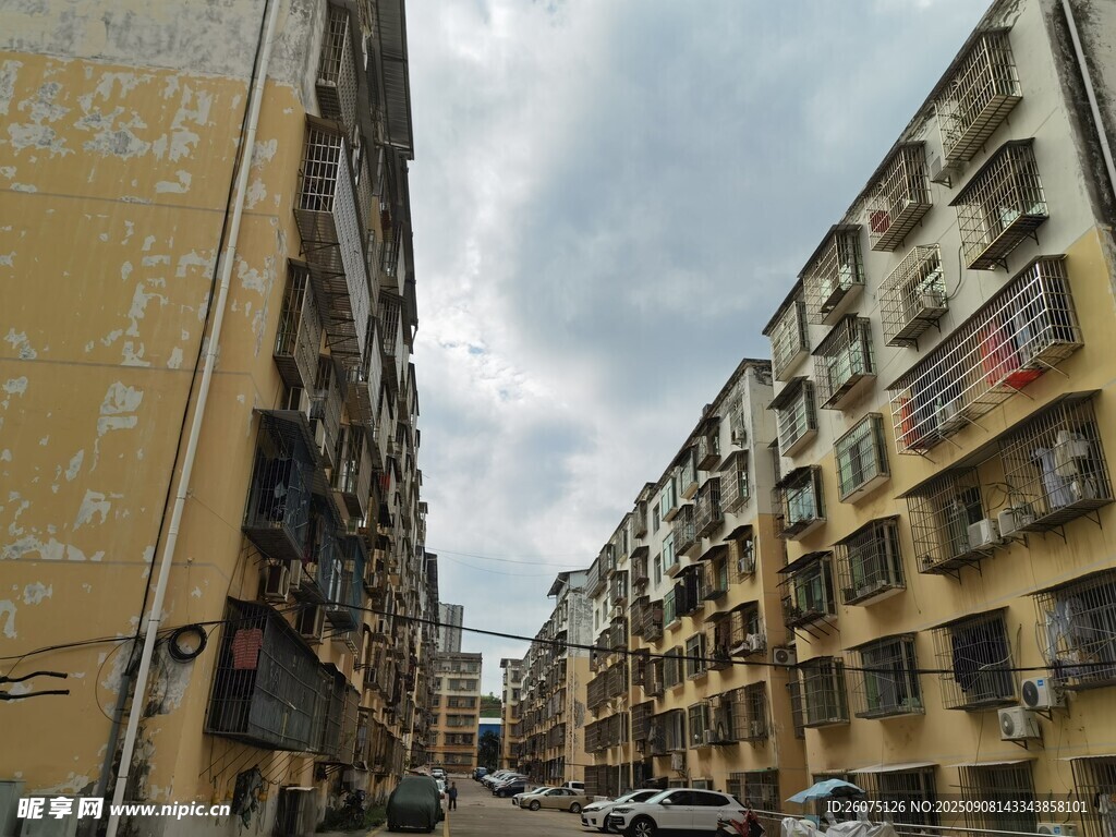 老舊居民樓街道景象