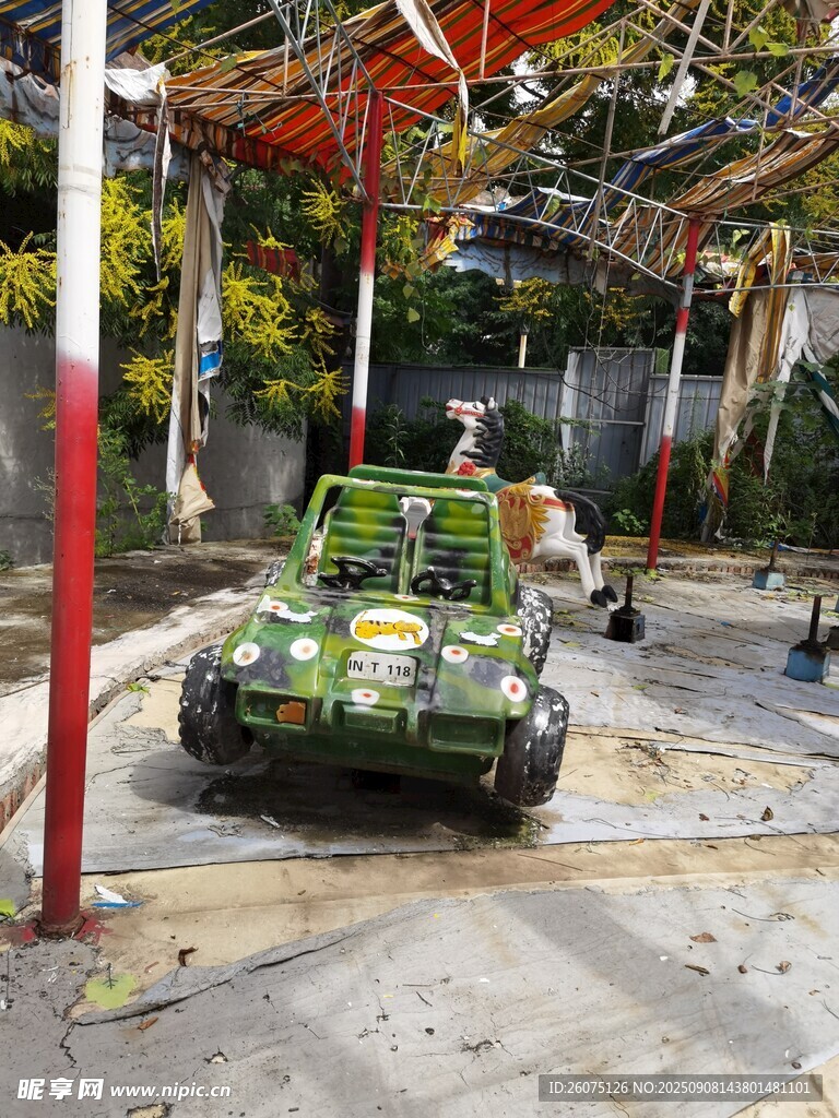 戶外場地廢棄的綠色越野卡丁車