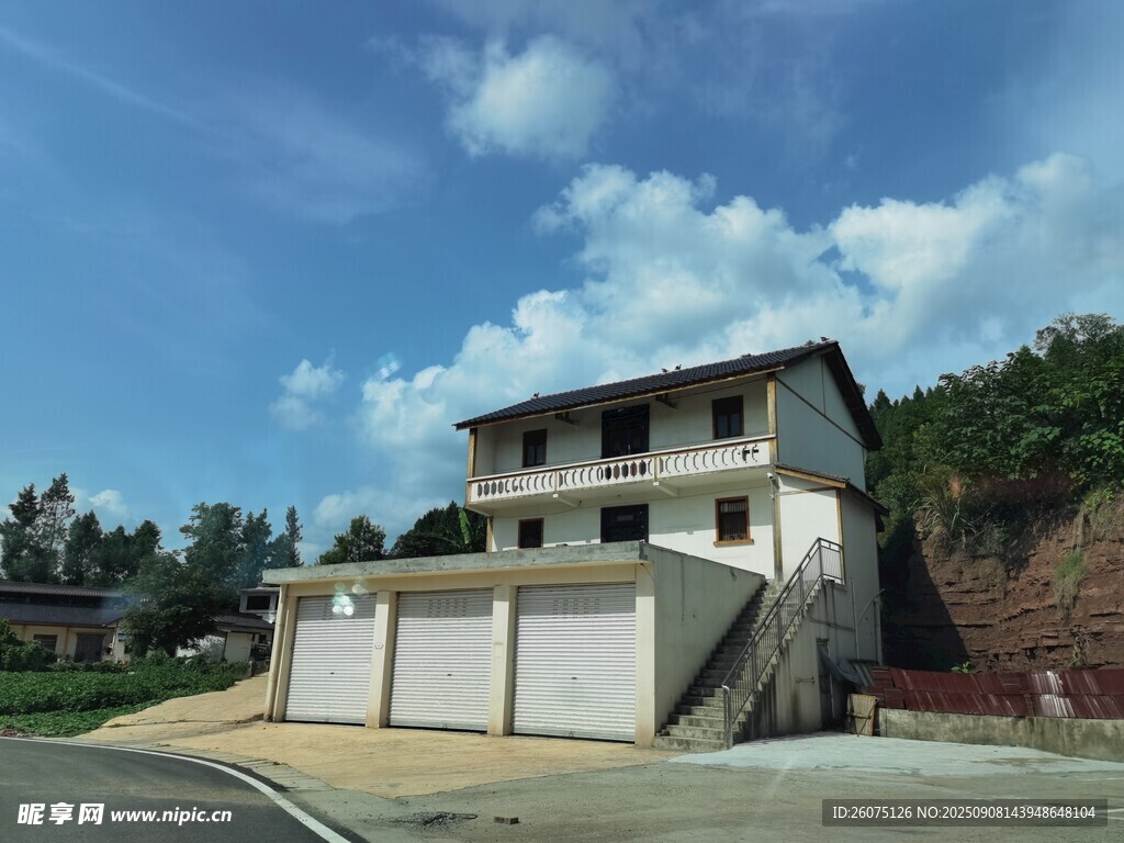 山坡旁的兩層住宅建筑