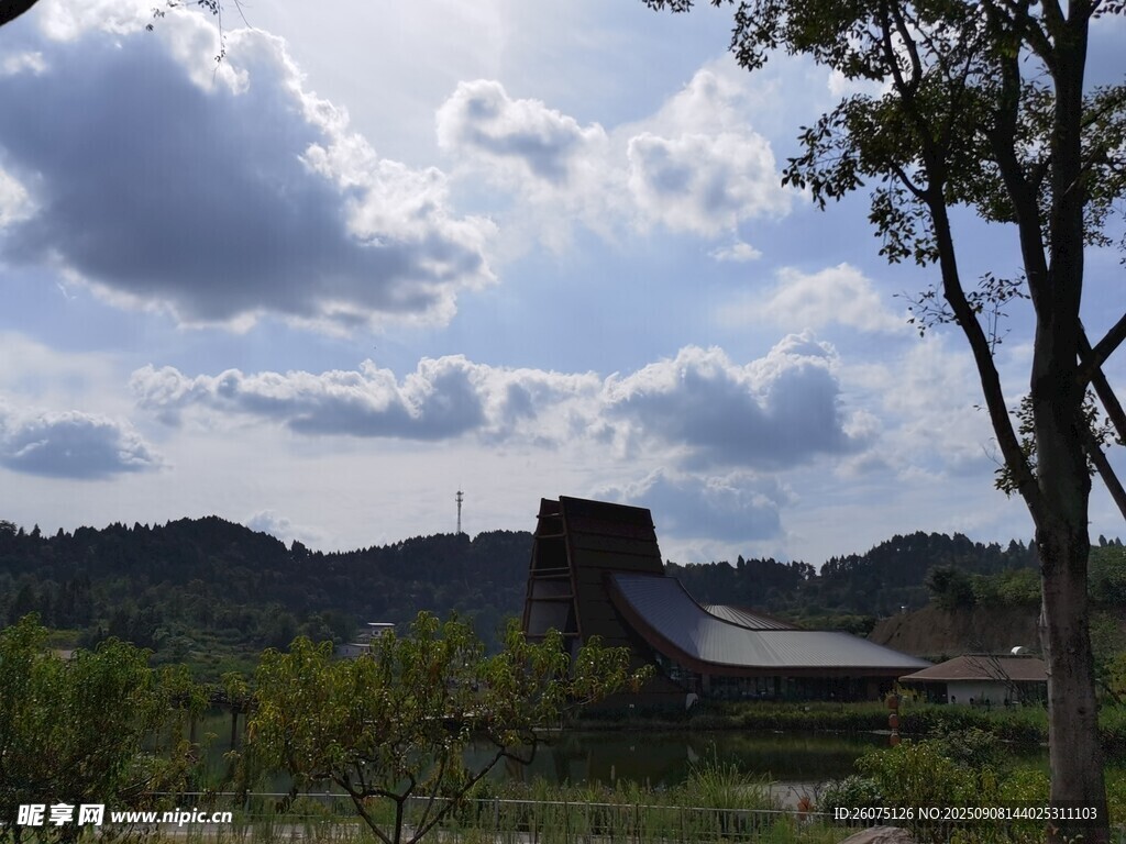 鄉(xiāng)村風(fēng)景中的建筑與天空