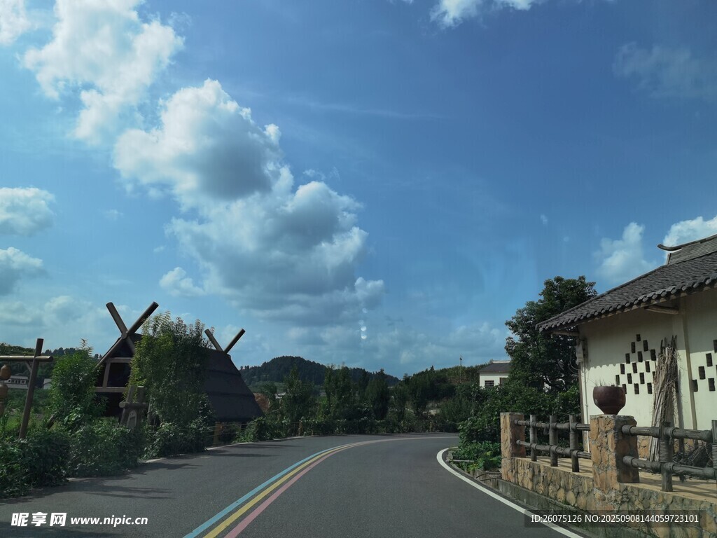 鄉(xiāng)村公路旁的小屋與風(fēng)光