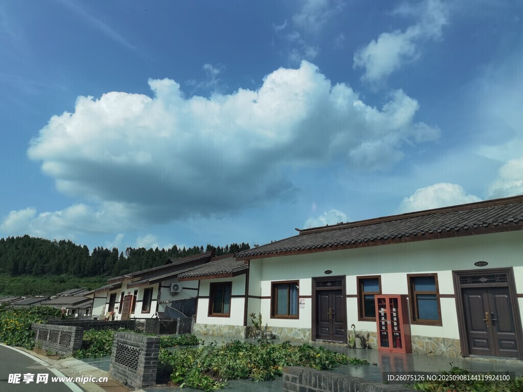 鄉(xiāng)村民居藍天白云下的寧靜