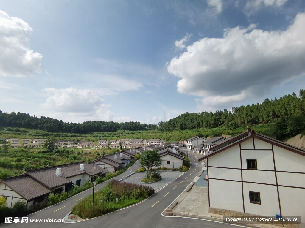 鄉(xiāng)村景致白房綠樹藍天