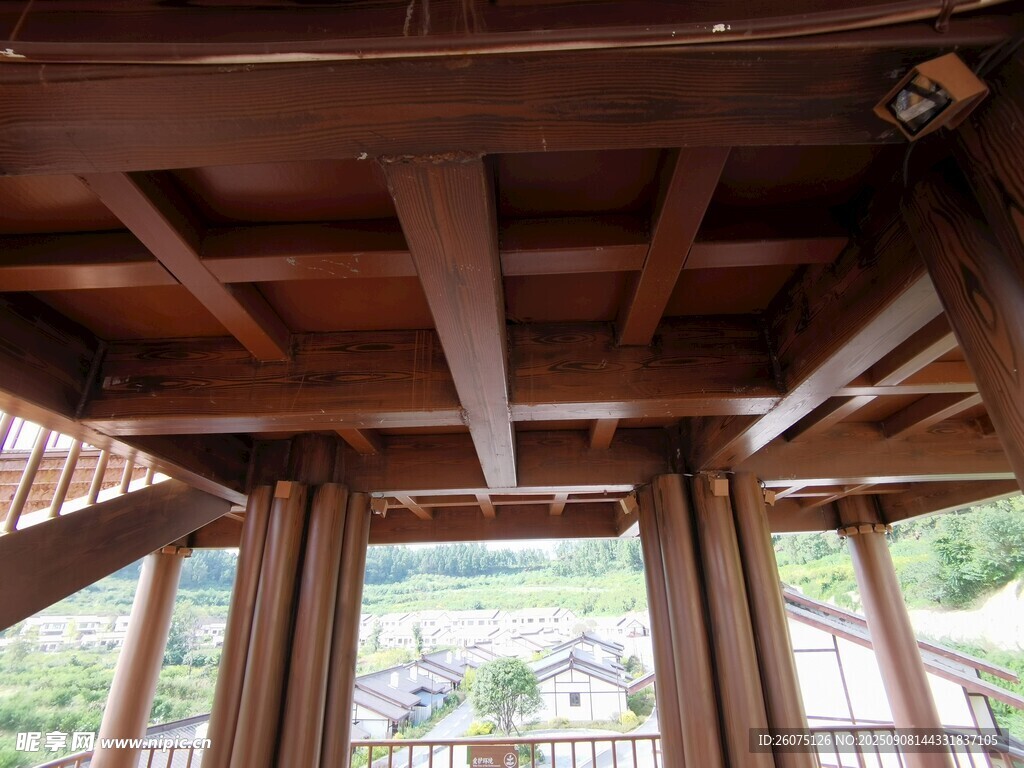 木質(zhì)閣樓內(nèi)的戶外景觀