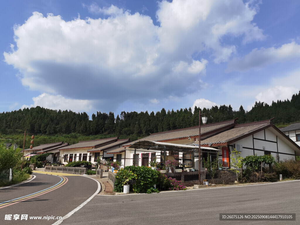山間停車場旁的建筑群