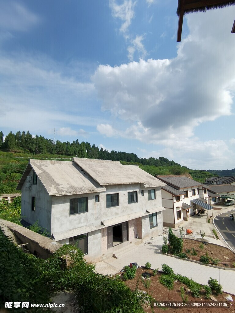 鄉(xiāng)村兩層民居風(fēng)景宜人