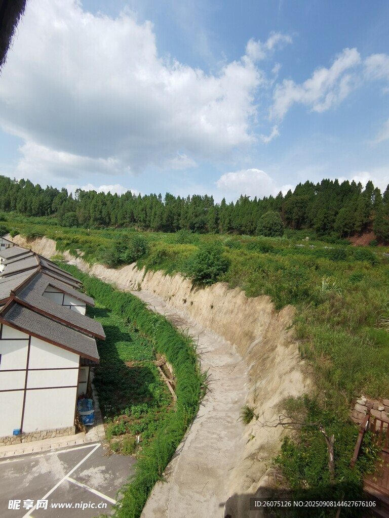 鄉(xiāng)村田野旁的小屋與土路