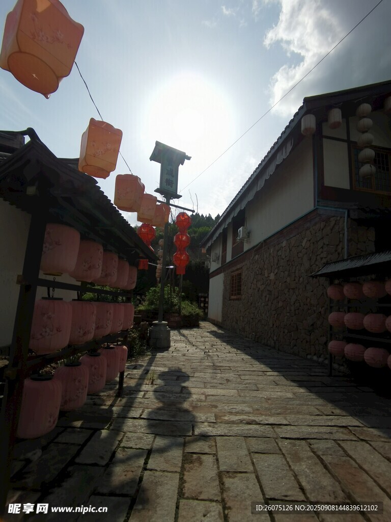 古巷掛紅燈籠的中式景致
