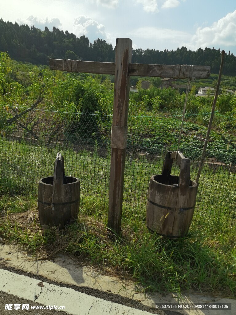 田園木樁與古樸木桶景觀