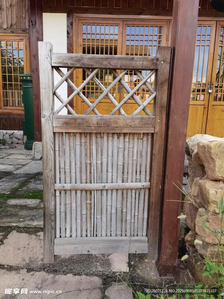 中式竹編門古樸庭院景致