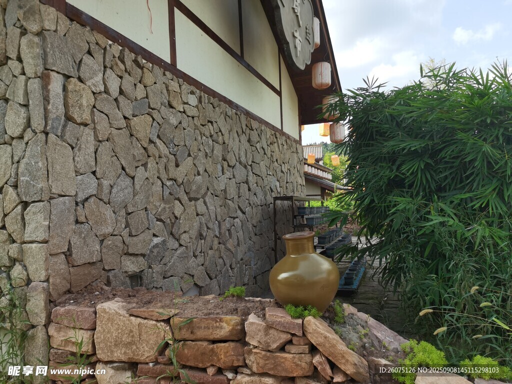 石砌墻邊的古樸陶罐景觀