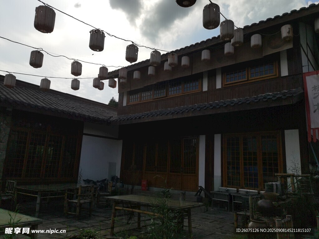 古院落中的懸掛燈籠景致