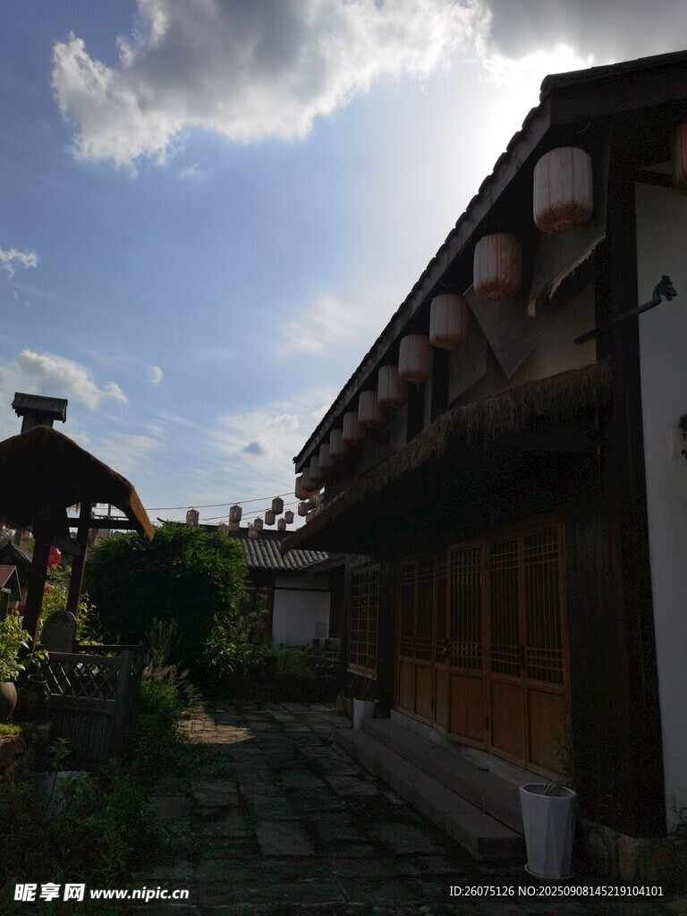 鄉(xiāng)村小屋的寧?kù)o午后