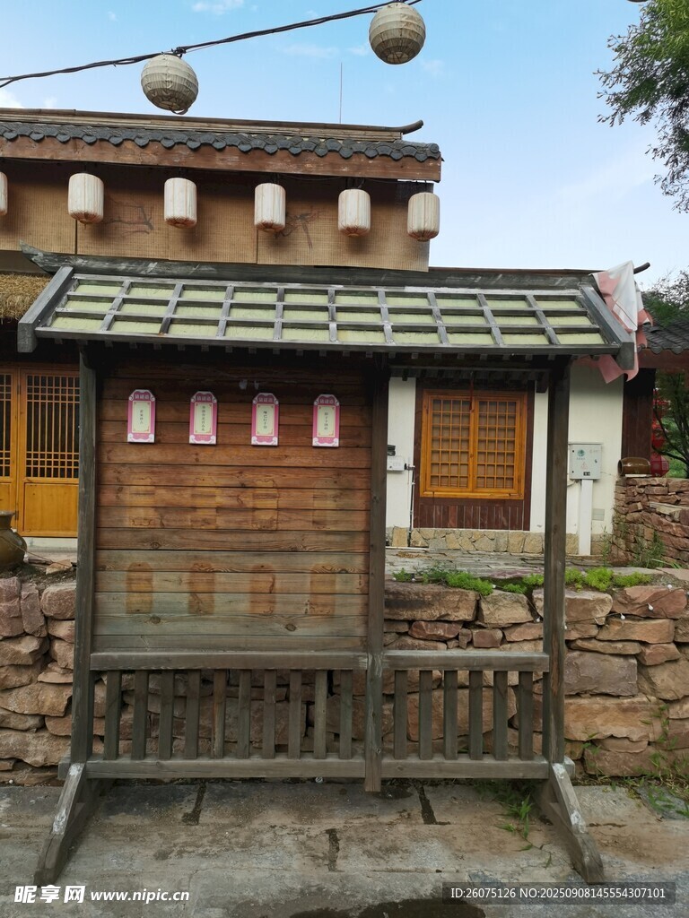 古樸小屋盡顯鄉(xiāng)村風(fēng)情