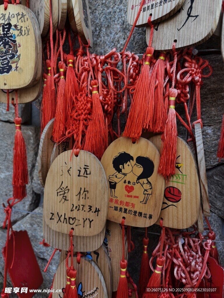 傳統(tǒng)木質(zhì)祈福掛件展示