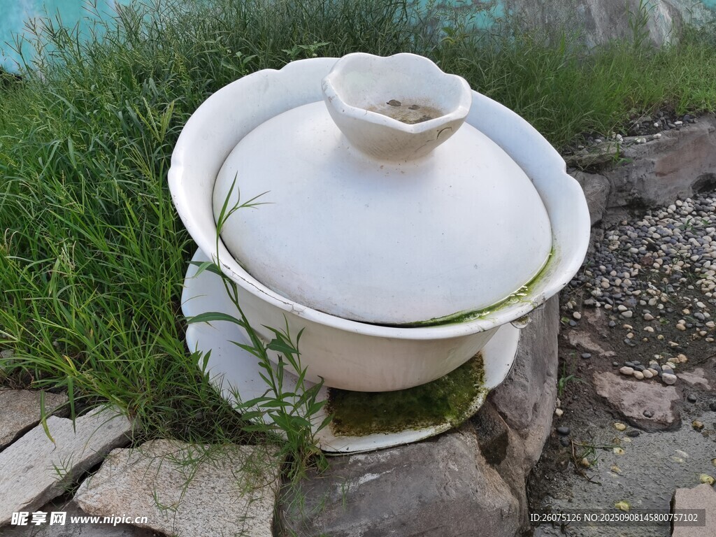 戶外老式白色陶瓷茶碗擺件