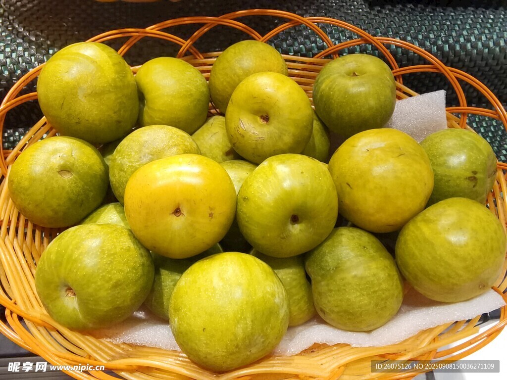 竹籃中的青綠色李子
