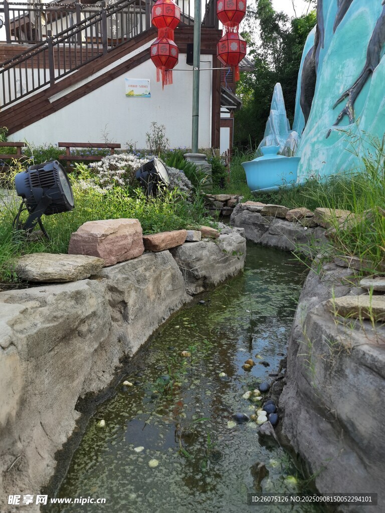 中式庭院中的潺潺溪流