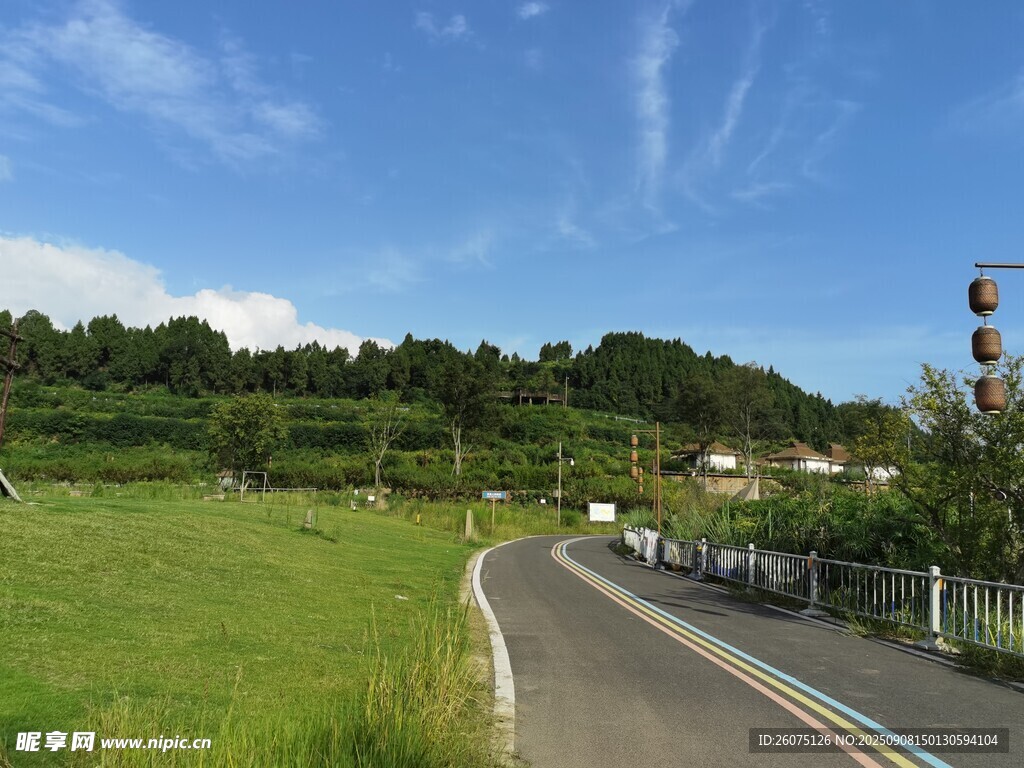 鄉(xiāng)村公路與草地綠意風(fēng)景