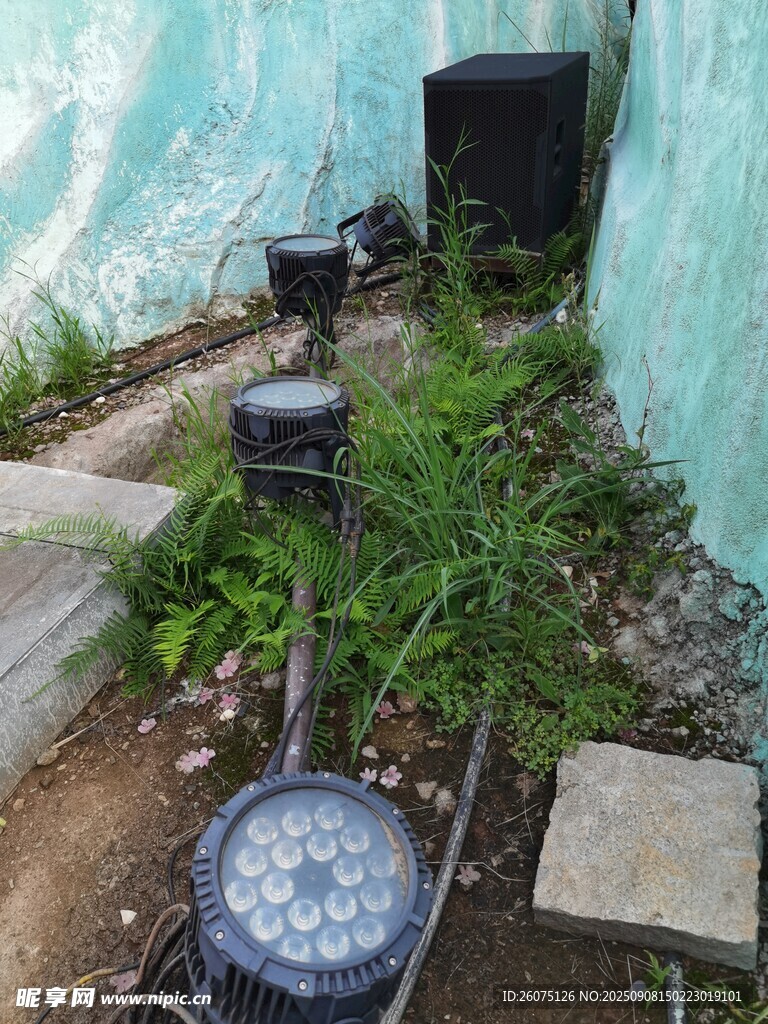 老舊角落的廢棄燈光設(shè)備