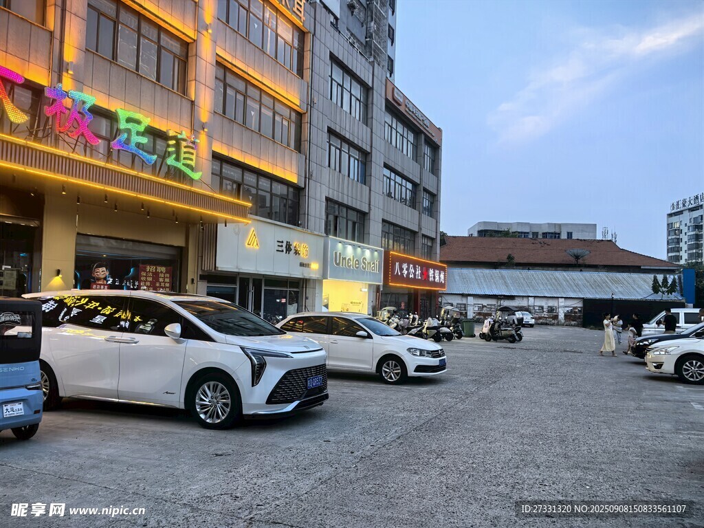 城市街道旁的停車場(chǎng)景象
