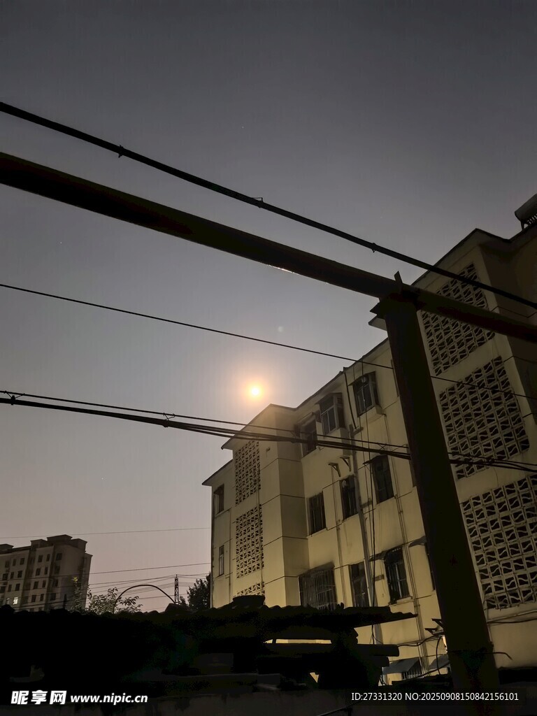 夜幕下的建筑與空中電線