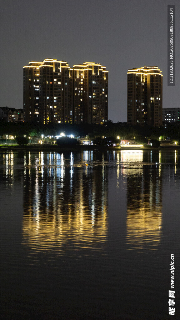 城市夜景湖面倒影