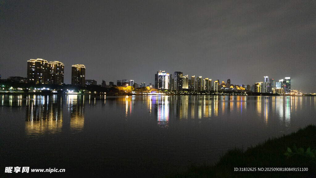城市夜景湖畔璀璨燈火