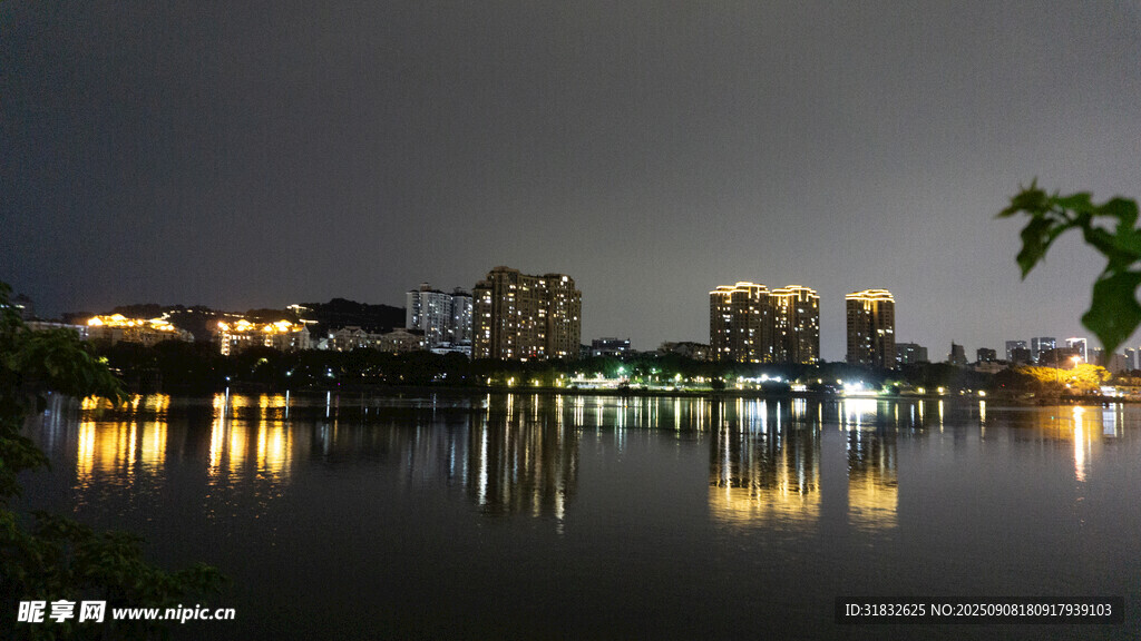 湖畔夜景 城市燈火映波光