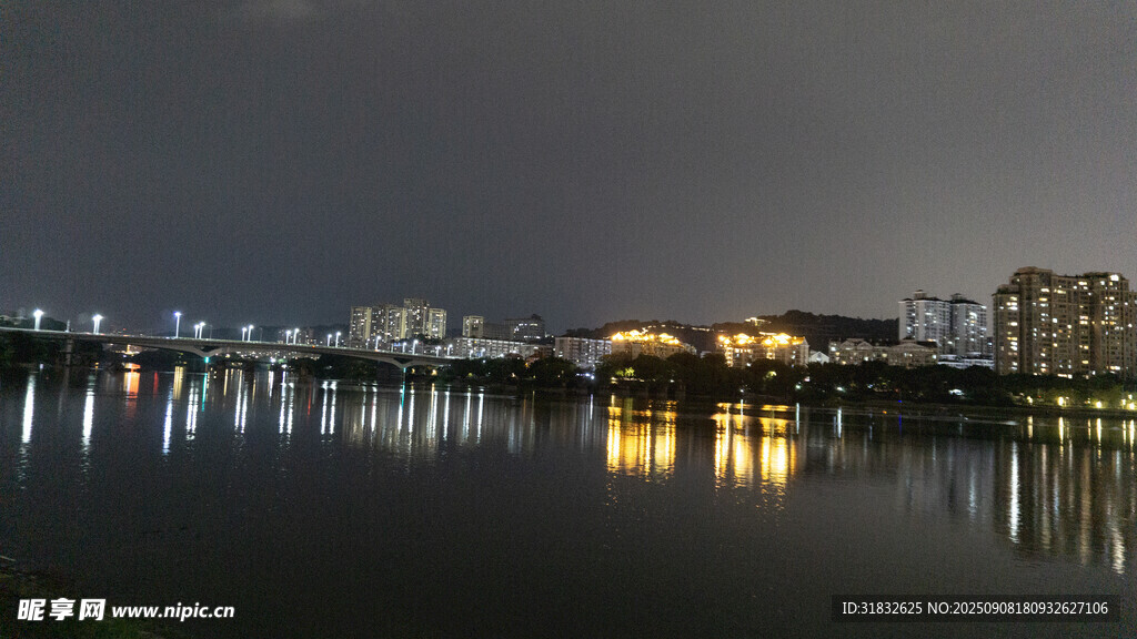 城市夜景湖畔璀璨燈光